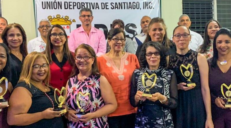 UDESA realiza conversatorio “Mujer y Deporte”, reconocen 6 damas