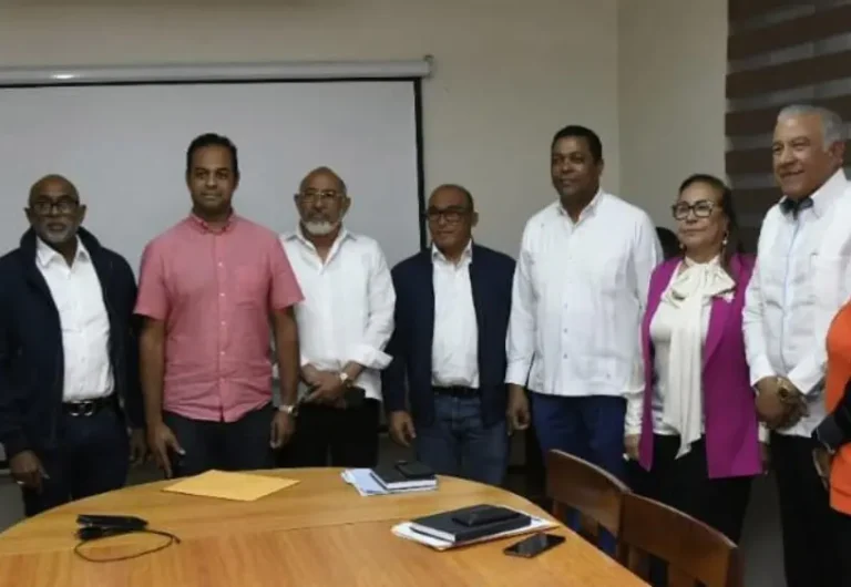 Comisión dialoga con convocantes al paro regional del lunes