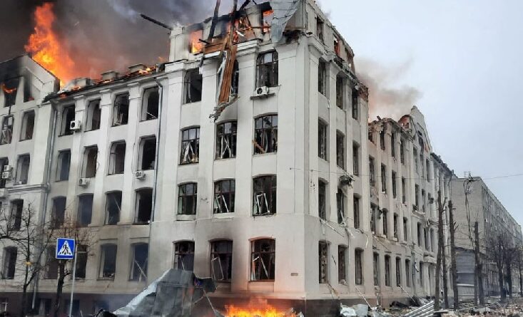 Ucrania dice rusos bombardean ciudades importantes del sur
