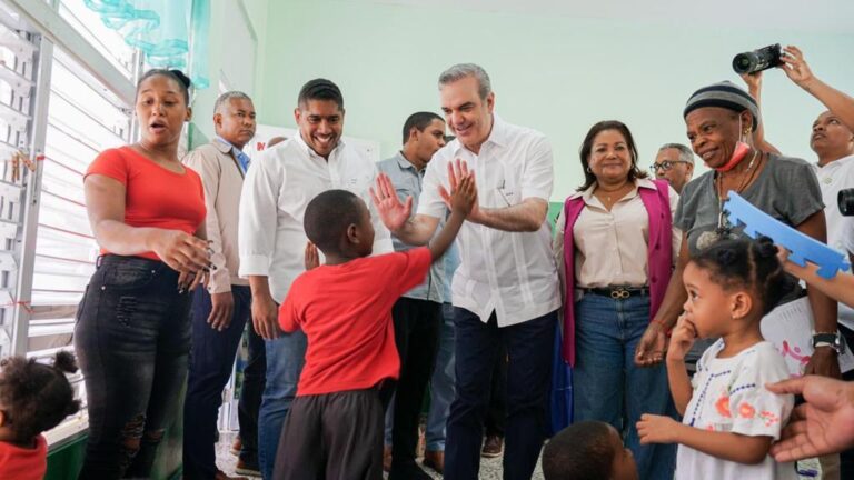 Abinader afirma que sagrado objetivo del Gobierno es mejorar las condiciones de vida de la gente.