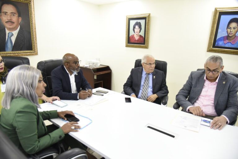 Legisladores gestionan terminación y puesta en operación del CAID en Santo Domingo Este