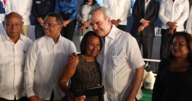 Presidente Abinader completa entrega de 695 títulos de propiedad en Los Mina