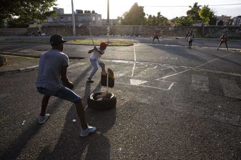 El béisbol dominicano se «cuece» en el popular juego de la vitilla