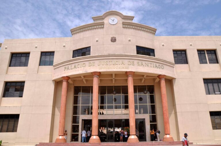 Acusan a profesor de violar 11 estudiantes, una profesora y una conserje