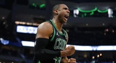 Celtics de Boston ganan a los Bucks y empatan la serie con gran labor de Al Horford
