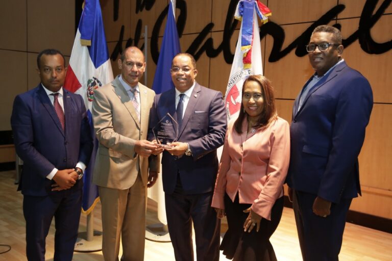 ICPARD reconoce trayectoria del contralor Catalino Correa en la administración pública 