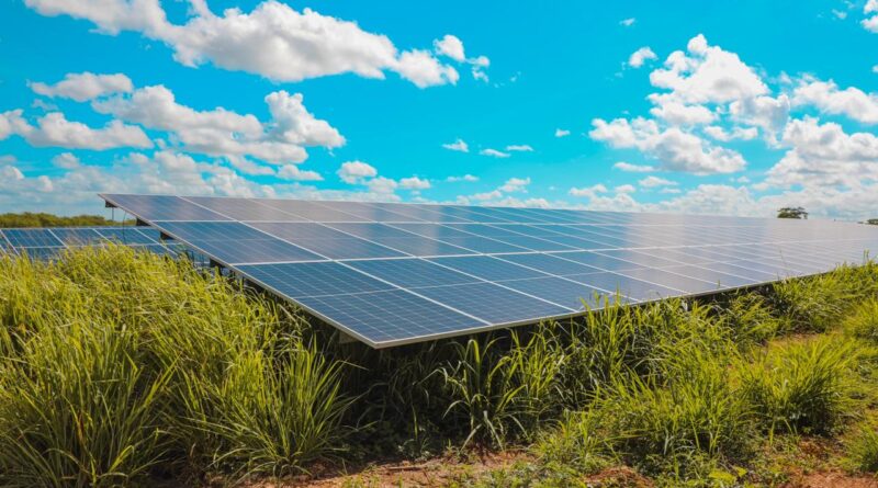 Presidente destaca inversión récord de US$800 millones de dólares en proyectos fotovoltaicos 