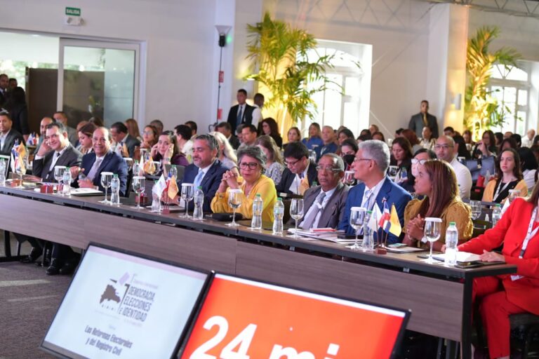 Presidente de la JCE clausura congreso; cita la reforma electoral y del registro civil como las tareas aún pendientes en el país.