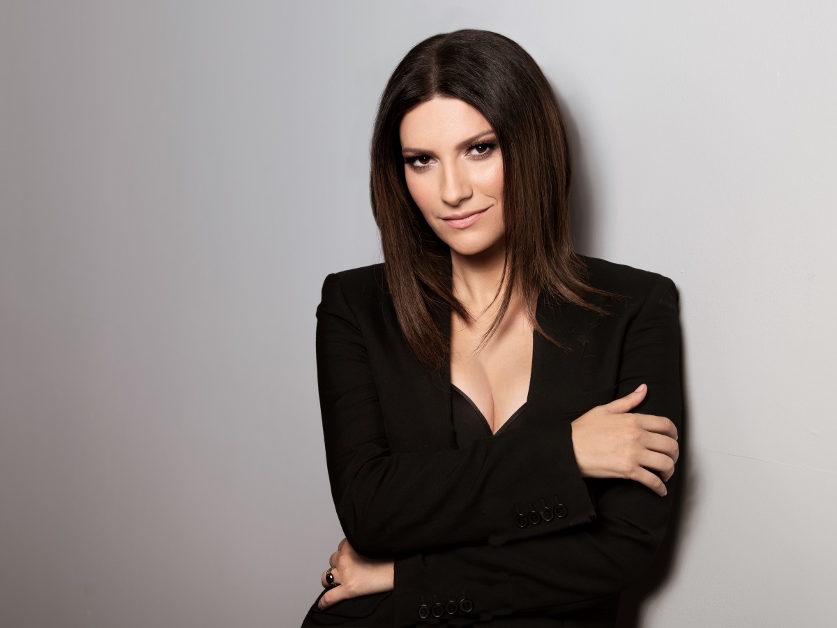 ¡Por una foto! Cubanos en Miami aplastan discos de Laura Pausini con apisonadora