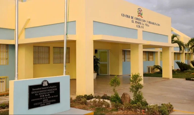 Siete reclusos de la cárcel de La Vega retuvieron por varias horas a dos agentes