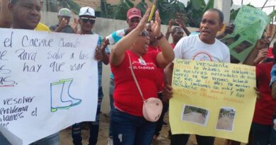Haina: aprovechan visita presidente para reclamar arreglos calles y construcción escuelas 