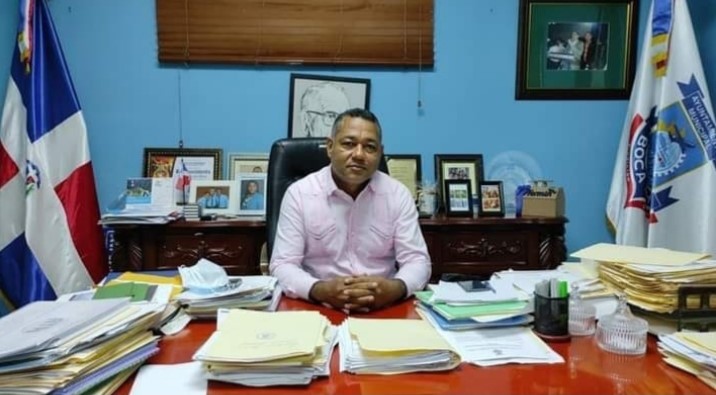 Alcalde de Boca Chica pide al gobierno retomar el programa de asfaltado en el municipio.