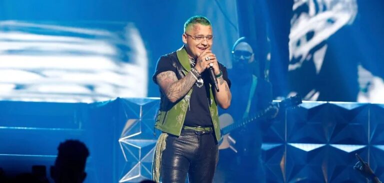 Christian Nodal rompió en llanto en pleno concierto: “No soy un buen ejemplo de ser humano”