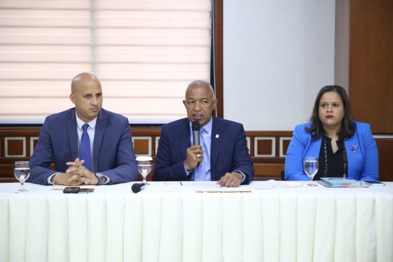 Comisión de Hacienda de la CD recibe representante de la oficina del gobierno de Puerto Rico