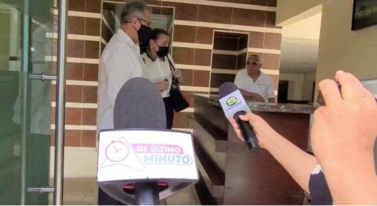 Familiares acuden a residencia de Jorge Mera; ambiente se mantiene tranquilo