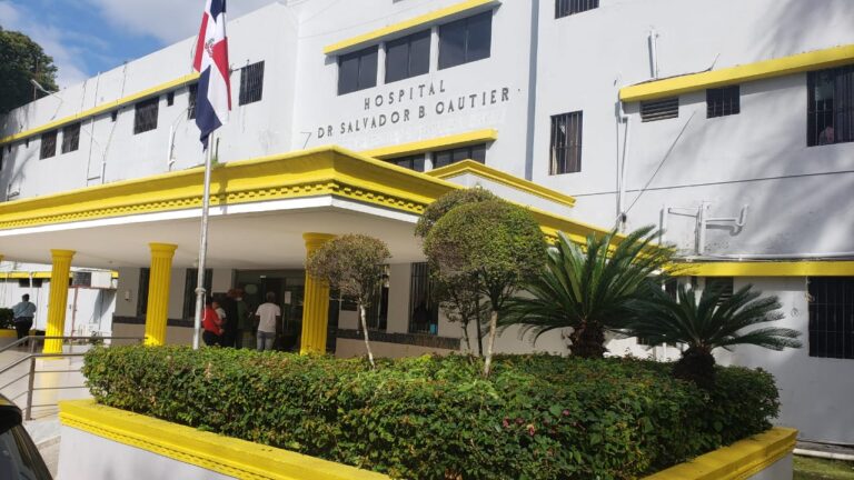 Paro laboral en Hospital Salvador B. Gautier tras renunciar director de ese centro
