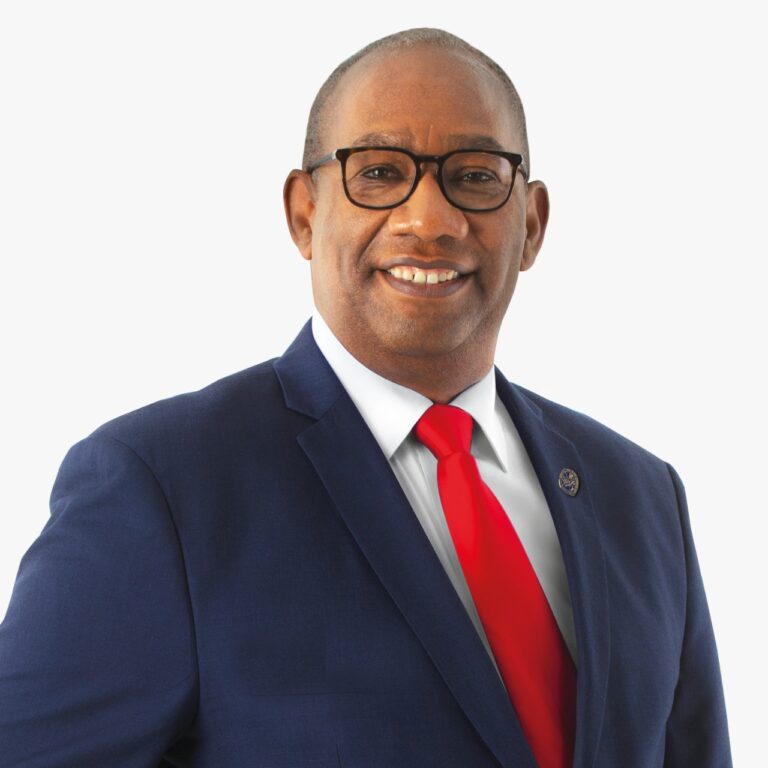 Jorge Asjana reconoce triunfo de Editrudis Beltrán previo a conteo oficial