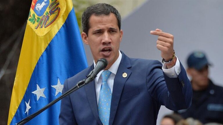 Juan Guaidó recibe empujones e insultos durante visita al oeste de Venezuela