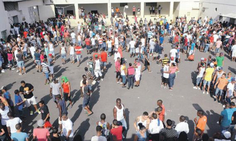 Jueces orientan a los reclusos sobre los programas de reinserción