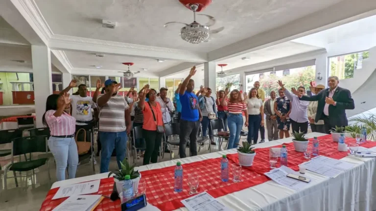 Presidente PHD juramenta a decenasde personas de Barahona