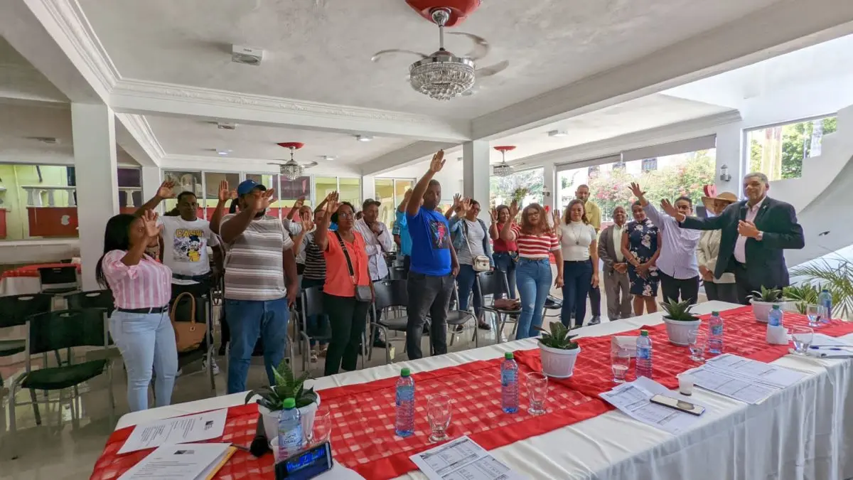 Presidente PHD juramenta a decenasde personas de Barahona