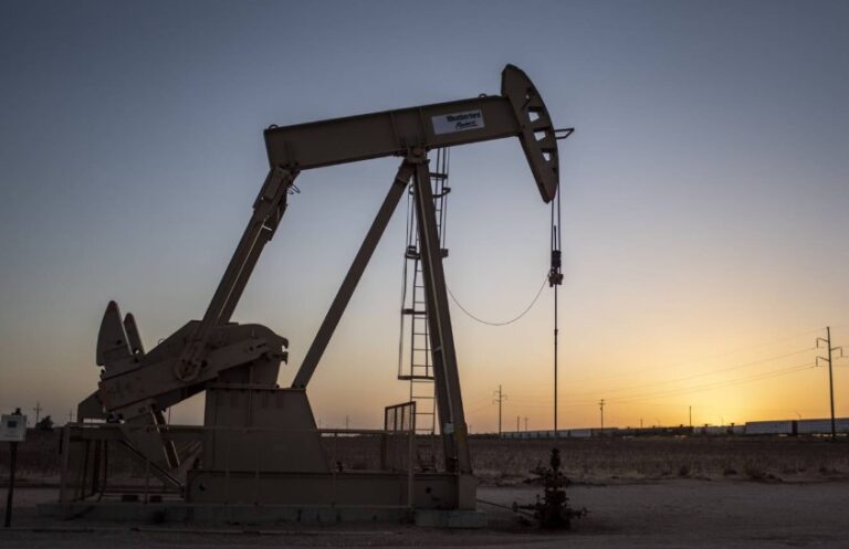 Petróleo se encamina a pérdida semanal; operadores evalúan endurecimiento monetario