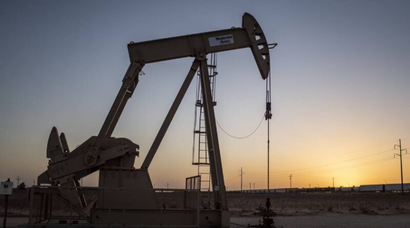 Petróleo se encamina a pérdida semanal; operadores evalúan endurecimiento monetario