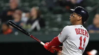 Rafael Devers pega jonrón y lanza a Medias Rojas. Astros tumban a Yanquis