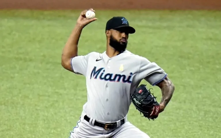 Sandy Alcántara tira como un Cy Young