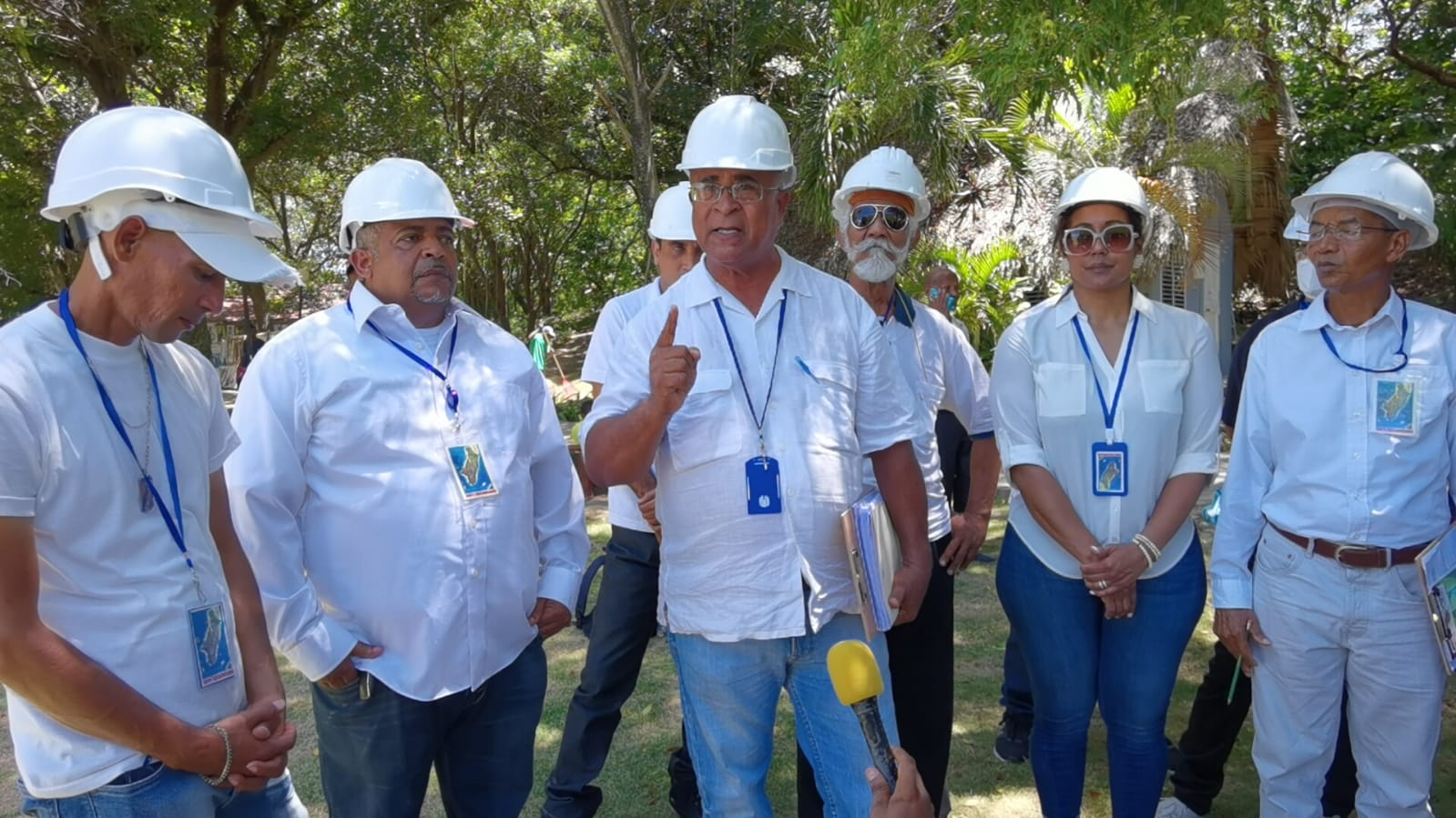 Familia Trinidad  supervisa el Islote  cayó levantado, en Samaná.