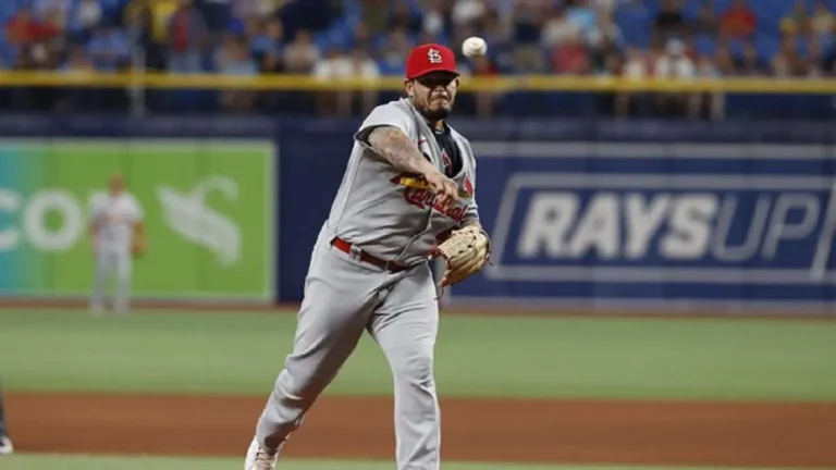 Yadier Molina sube a la lomita como pitcher y logra el primer ponche de su carrera