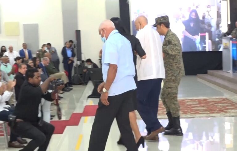 Abinader anuncia aumento salarial para más de 5 mil militares pensionados