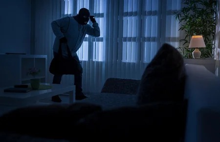 ¡Qué torpe! Entra de noche a una casa ajena y lo arrestan porque dejó su celular
