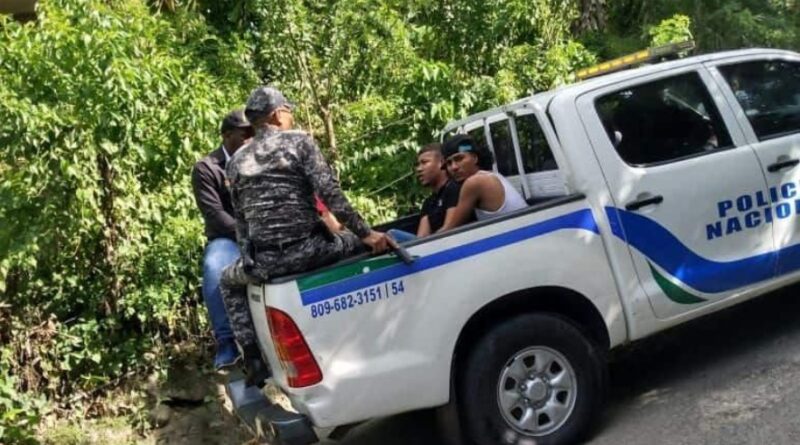 Apresan al subdirector de la junta distrital de Santiago Oeste acusado de atracar en vehículo rotulado