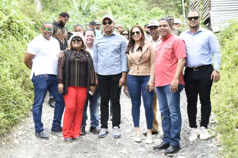 Diputados visitan minas de larimar en Barahona como parte de estudio de proyecto de ley de minería artesanal
