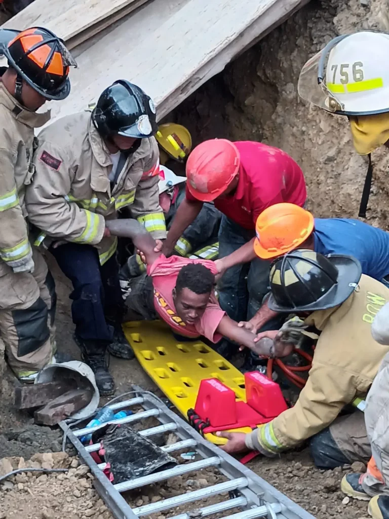 Rescatan con vida a tres obreros haitianos sepultados por un derrumbe en Santiago