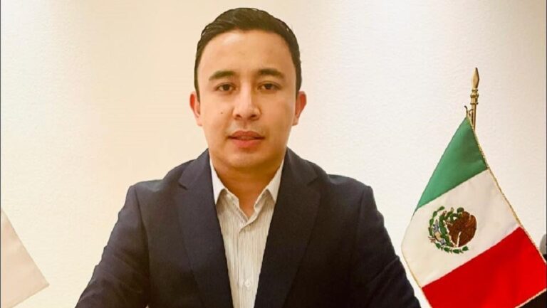 Tras confundirlo con un secuestrador, multitud golpea y quema vivo a un asesor político en México