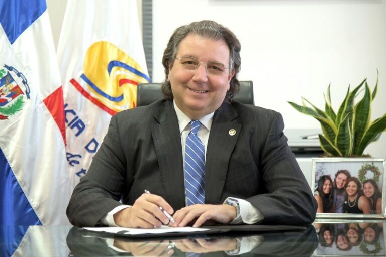 Denuncian al superintendente de Electricidad por supuesta conducta antiética