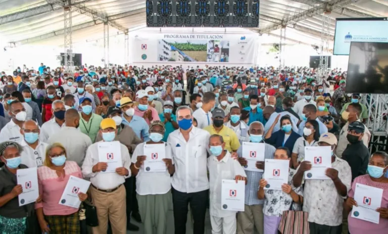 Presidente entrega títulos en intensa agenda fin de semana