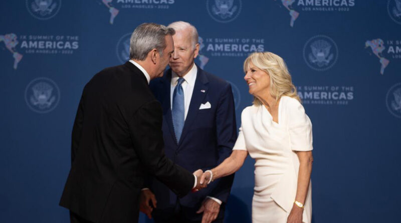 Biden y Abinader intercambian saludos en inicio de la Cumbre