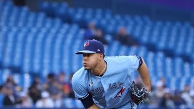 Puertorriqueño Berrios muestra calidad de su brazo y Azulejos superan a Filis