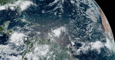 Bonnie se convierte en huracán frente a las costas de México en el Pacífico