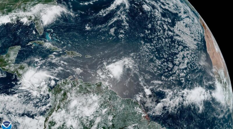 Bonnie se convierte en huracán frente a las costas de México en el Pacífico