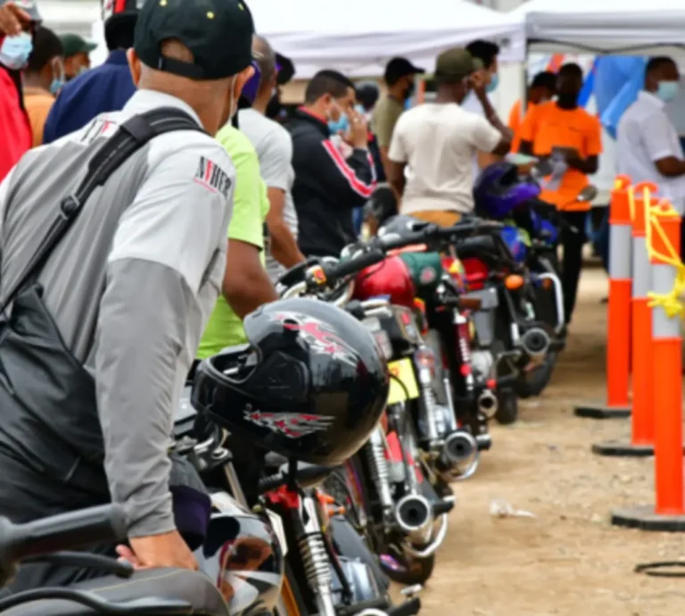 Cientos buscan registrar motocicletas a pocas horas de vencer plazo