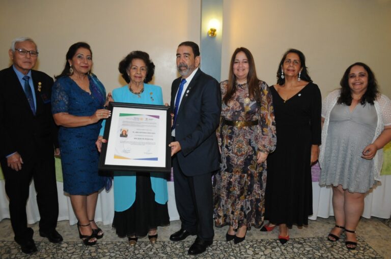 Club Rotario Reconoce a la doctora Milqueya Portes