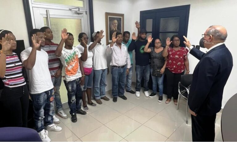Danilo Medina juramenta en el PLD dirigentes campesinos de El Seibo