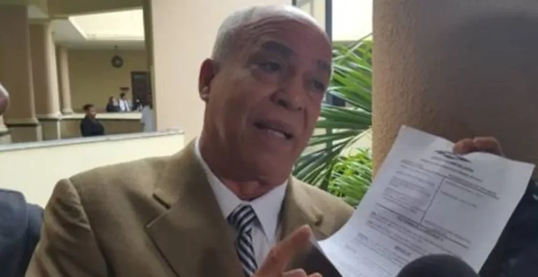 Estafado dice entregó 200 mil a Johnny Portorreal