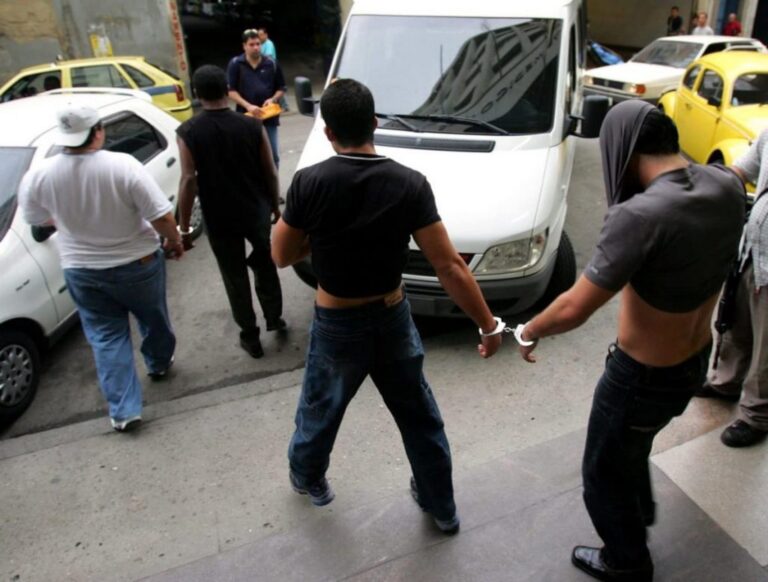 Acusan en Florida a 3 hombres de sobornar a aseguradoras en Ecuador