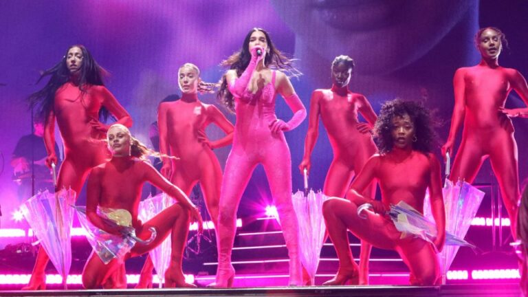 Fuegos artificiales ilícitos dejan tres heridos en pleno concierto de Dua Lipa