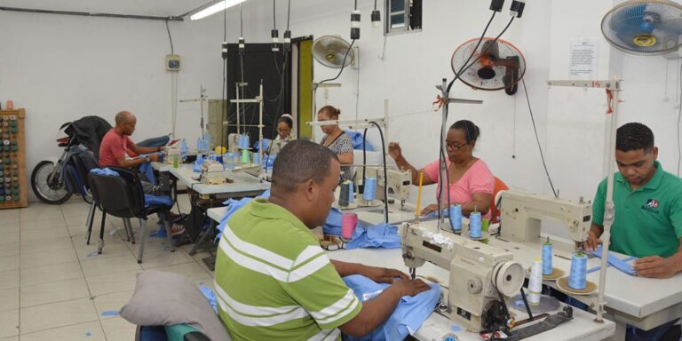 Microempresarios dominicanos viven en situación de pobreza multidimensional